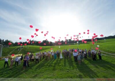 Gruppenbild mit Balone bei der Hochzeitsfeier
