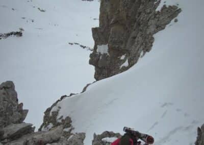 Alpine schwierige Überquerung mit Snowboard, Pickel, Steigeisen und Seil im Muotathal auf den Chaiserstock